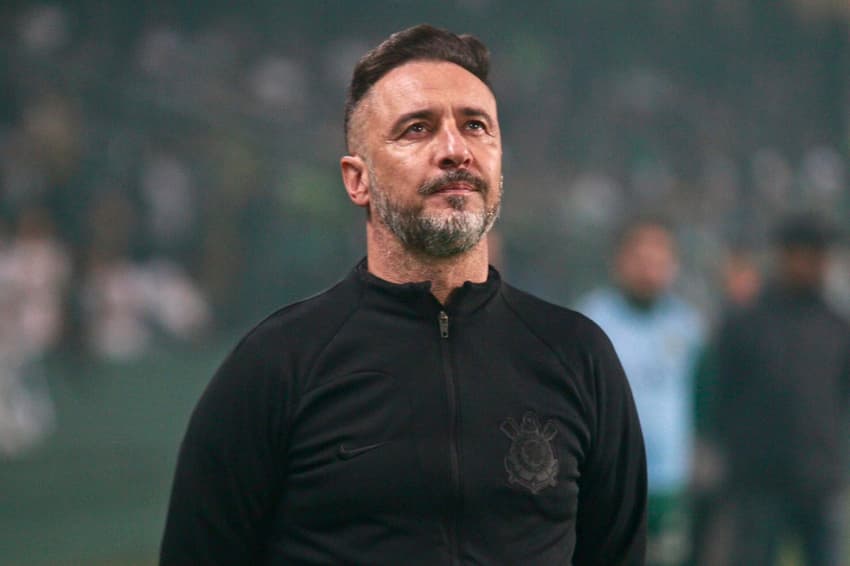 Vítor Pereira, do Corinthians, durante partida contra o Coritiba pelo Brasileirão de 2022, no Couto Pereira, em Curitiba (PR) (Foto: Gabriel Machado/GazetaPress)