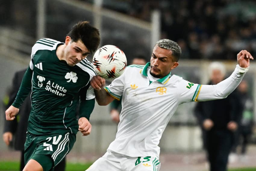 Wesley França, da Roma (#43), disputa a bola com Vicente Taborda, do Panathinaikos (#20), em partida válida pela Europa League (Foto: Aris Messinis/AFP)