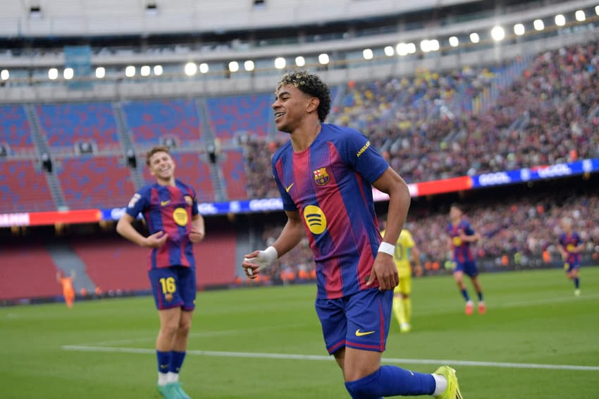 Lamine Yamal celebra gols marcados pelo Barcelona contra o Villarreal no Camp Nou (Foto: MANAURE QUINTERO / AFP)