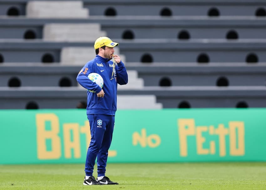 Arthur Elias durante treino da Seleção Brasileira nesta terça-feira Créditos: Lívia Villas Boas/Staff Images/CBF
