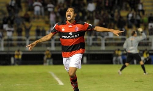 Hernane comemora gol do Flamengo contra o Remo em 2013 (Foto: Alexandre Vidal/Flamengo)