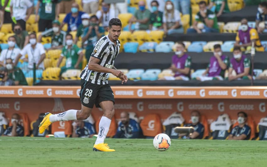 Lucas Veríssimo foi revelado pelas categorias de base do Santos. (Foto: GLEDSTON TAVARES/FramePhoto/Gazeta Press)
