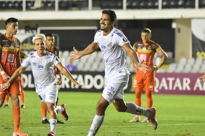 Lucas Veríssimo assinou contrato de três temporadas com o Santos. (Foto: JOTA ERRE/Photo Premium/Gazeta Press)