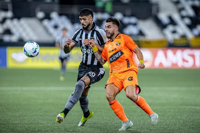 Alexander Barboza em ação na derrota do Botafogo (Foto: Affonso Andrade/Agência F8/Gazeta Press