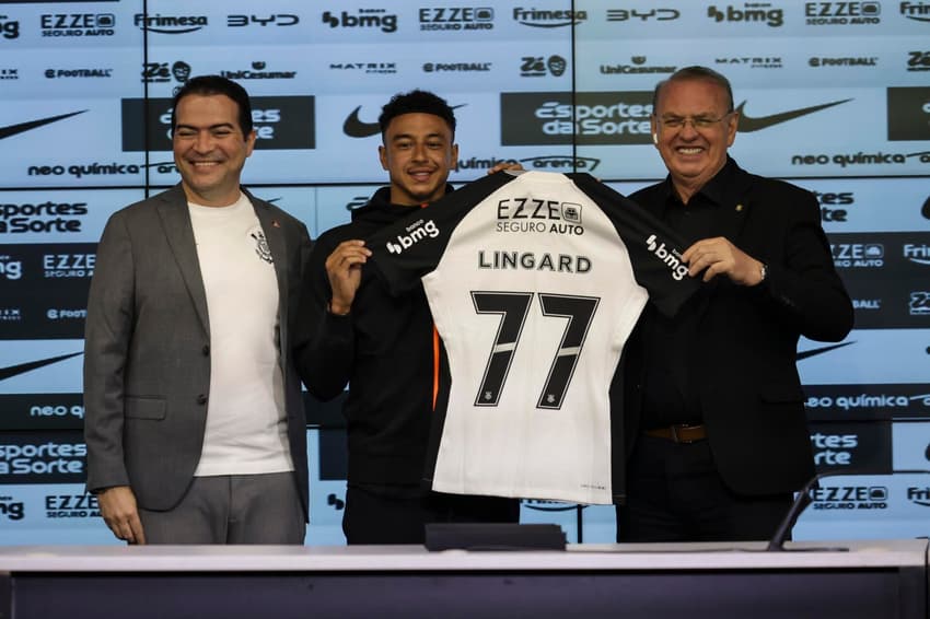Marcelo Paz, Jesse Lingard e Osmar Stabile durante apresentação (Foto: Gil Guzzo/O Fotografico/Gazeta Press)