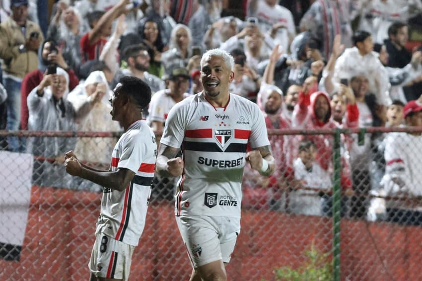 Luciano, atacante do São Paulo, comemora gol marcado