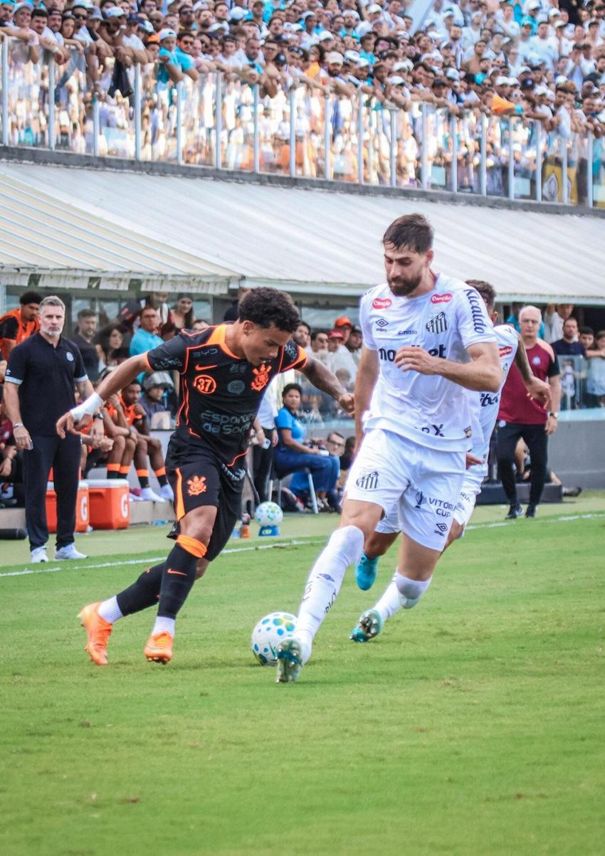Luan Peres foi expulso no clássico entre o Santos e o Corinthians. (Foto:  Giuliano Rodrigues/Pera Photo Press)
