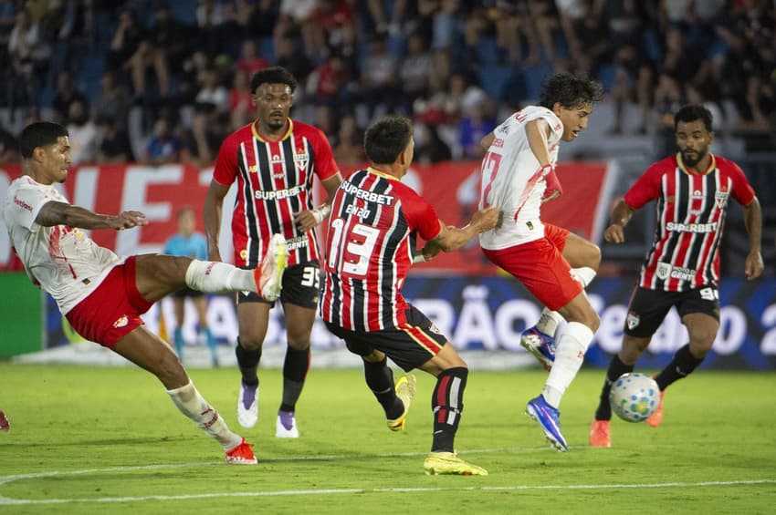 SP - BRAGANCA PAULISTA - 15/03/2026 - BRASILEIRO A 2026, BRAGANTINO X SAO PAULO - Lucas Barbosa jogador do Bragantino disputa lance com Enzo Diaz jogador do Sao Paulo durante partida no estadio Cicero De Souza Marques pelo campeonato Brasileiro A 2026. Foto: Anderson Romao/AGIF

Anderson Romão/AGIF