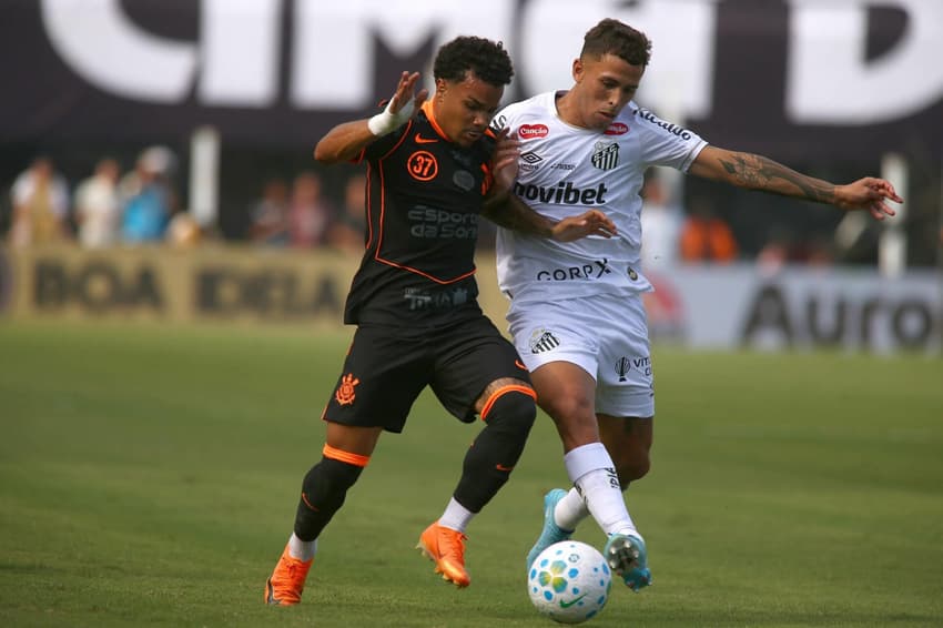 Kaio César deu assistência para Memphis Depay (Foto: Mauricio De Souza/Agif/Gazeta Press)