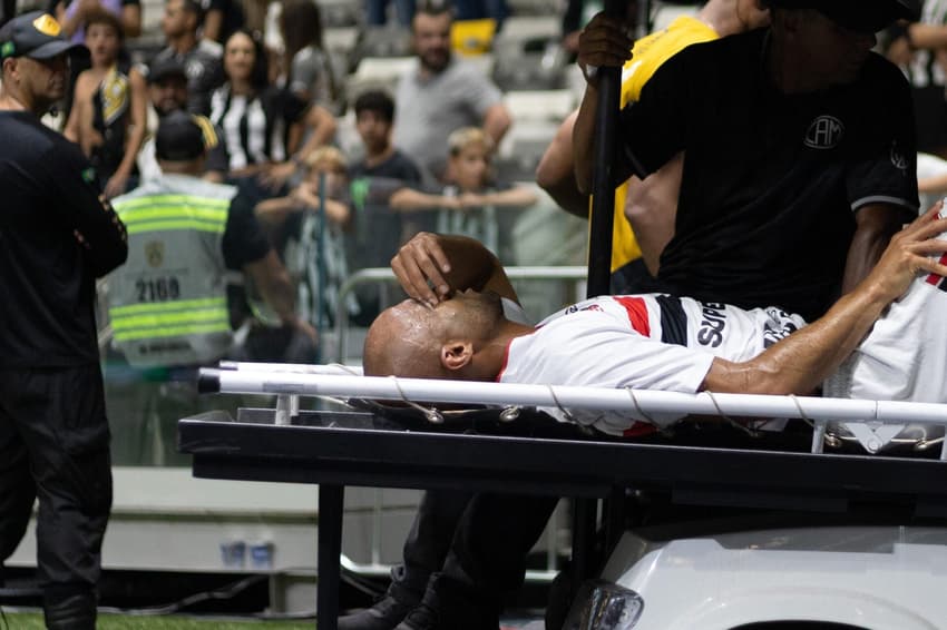 Lucas Moura, do São Paulo, deixa o gramado da Arena MRV de maca