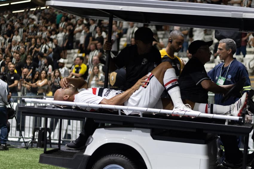 Lucas Moura, do São Paulo, deixa o gramado da Arena MRV de maca