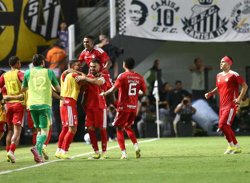 Internacional vence o Santos por 2 a 1 na Vila Belmiro. (Foto: Mauricio De Souza/ Agif/Gazeta Press)