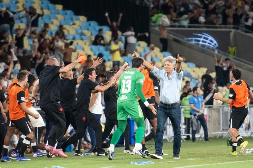 Renato Gaúcho comemora a vitória do Vasco com os jogadores do banco (Foto: DELMIRO DOS SANTOS JUNIOR/MOCHILA PRESS)