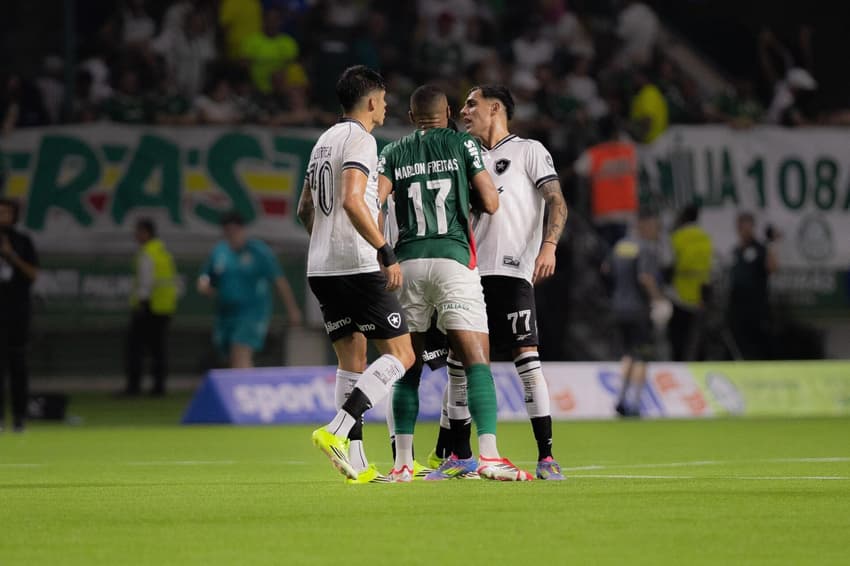 Correa e Marlon Freitas discutiram após Palmeiras x Botafogo (Foto: Crizam França/Photo Premium/Gazeta Press)