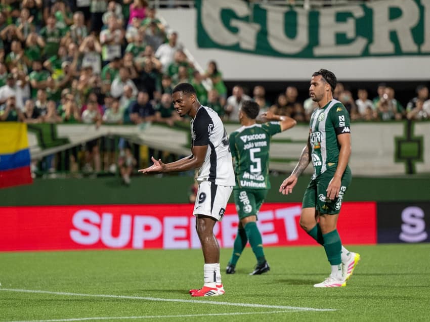 Corinthians e Chapecoense empataram em 0 a 0 (Foto: Gilson Freitas/Agência F8/Gazeta Press)