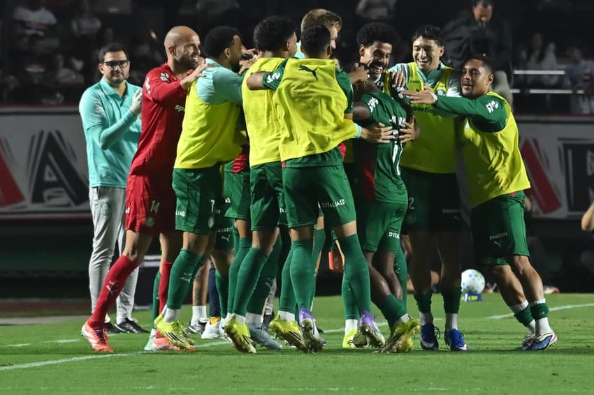 Jogadores do Palmeiras comemoram gol