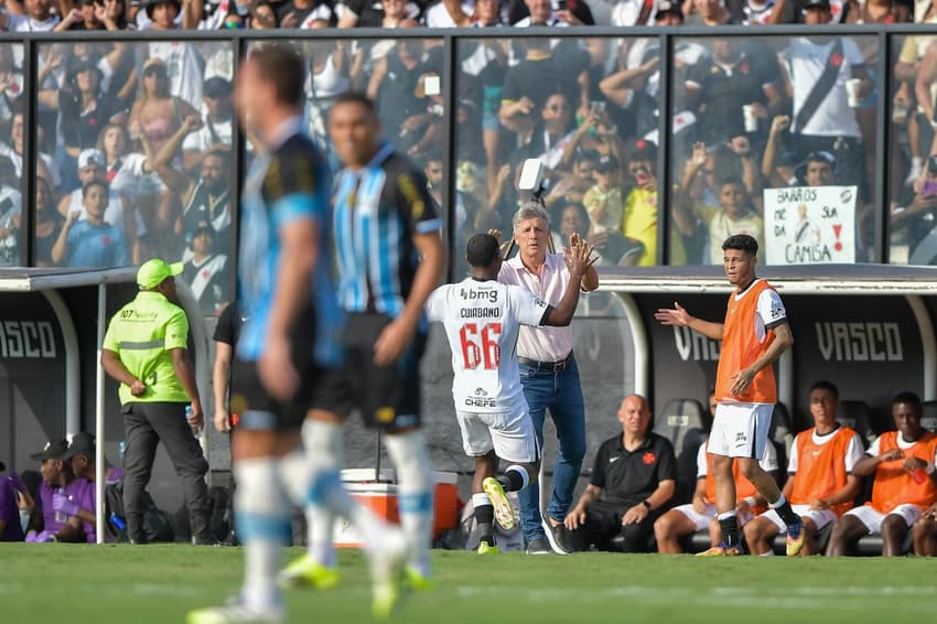 Cuiabano comemora com Renato Gáucho o seu gol pelo Vasco contra o Grêmio (Foto: Thiago Ribeiro/ Agif/Gazeta Press)