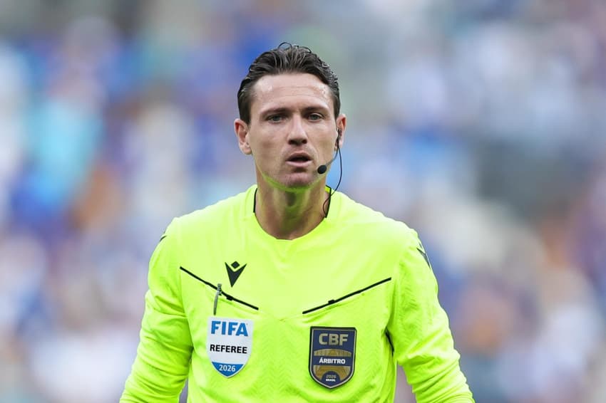 Ramon Abatti Abel  foi o árbitro do duelo entre o Cruzeiro e o Santos. (Foto: Gilson Lobo/ Agif/Gazeta Press)