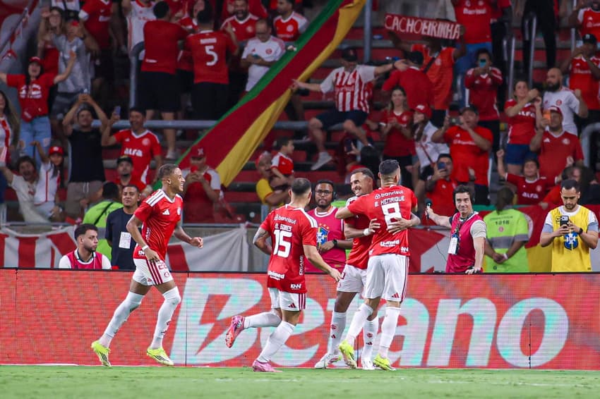 Jogadores comemoram gol de Alan Patrick em Internacional e Chapecoense (Foto: WILLIAN ABI/Pera Photo Press)
