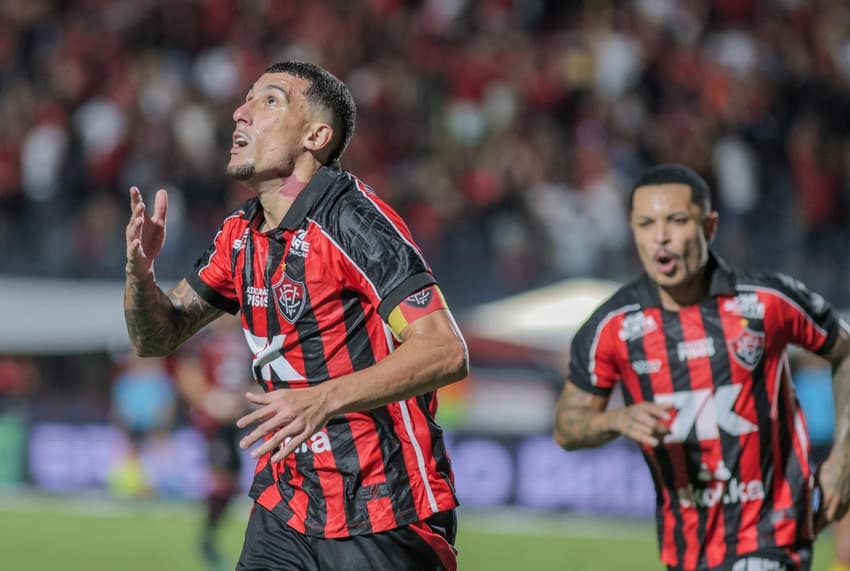 Baralhas comemora gol em Vitória x Mirassol (Foto: Márcio José/ Agif/Gazeta Press)