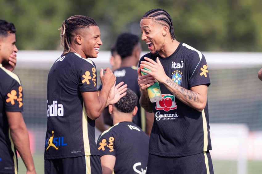 Danilo e João Pedro em clima descontraído durante treino da Seleção (Foto: Guilherme Veiga/PXIMAGES)
