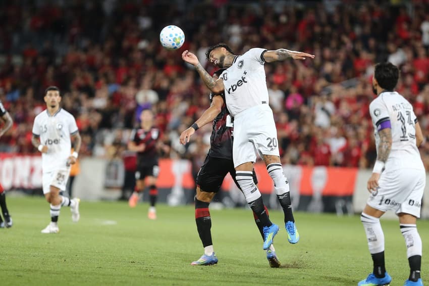 Botafogo foi goleado pelo Athletico-PR (Foto: Geraldo Bubniak/AGB/GazetaPress)