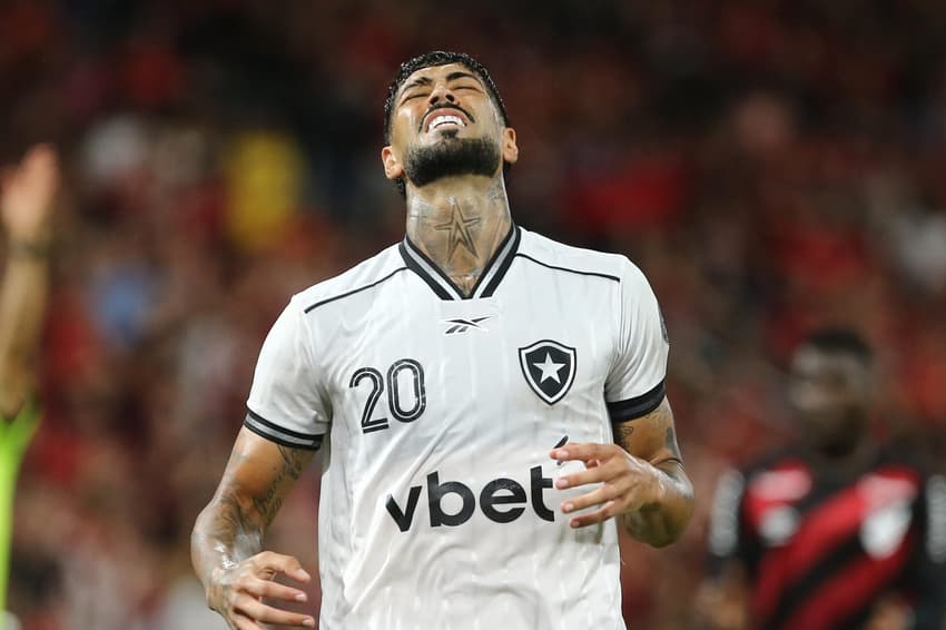 Alexander Barboza é um dos líderes do elenco do Botafogo (Foto: Geraldo Bubniak/AGB/GazetaPress)