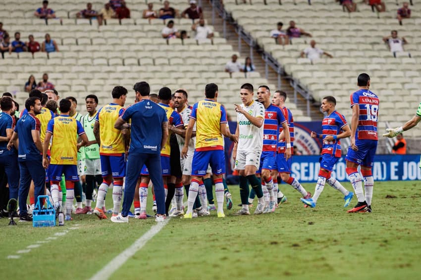 Confusão generalizada na partida entre Fortaleza e Cuiabá pela Série B do Brasilierão (Foto: Edileudo Rodrigues/MyPhoto Press/Gazeta Press)
