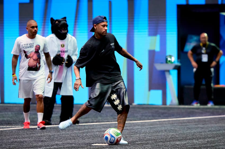 Neymar bate "pênalti do presidente" (Foto: Divulgação/Kings League)