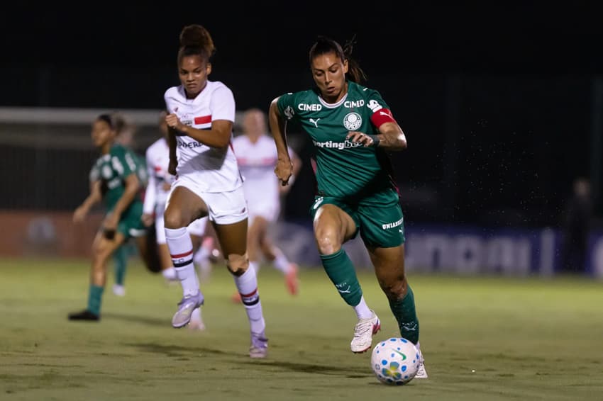 Bia Zaneratto, do Palmeiras, e Calazans, do São Paulo, durante Choque-Rainha. (Foto: Rebeca Reis/Staff Images Woman/CBF)