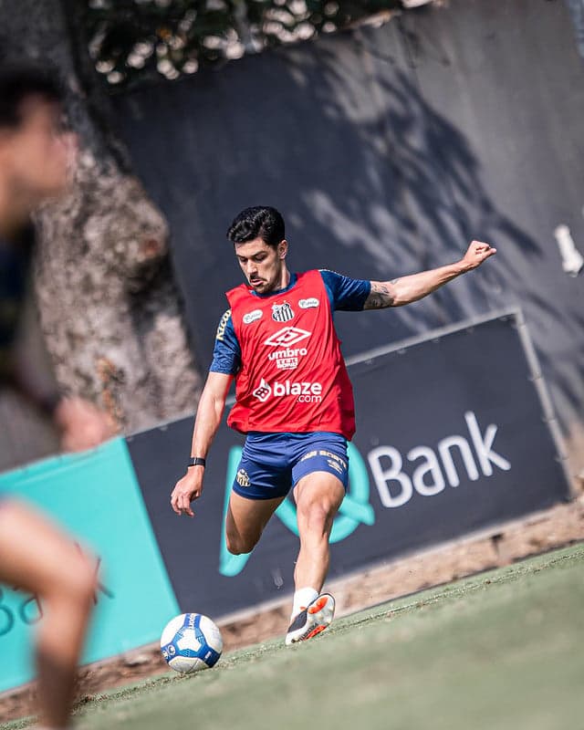 João Basso foi contratado pelo Santos junto ao Arouca, de Portugal. Clube sofreu transfer ban recentemente por causa de dívidas da negociação. (Foto: Raul Baretta/ Santos FC)