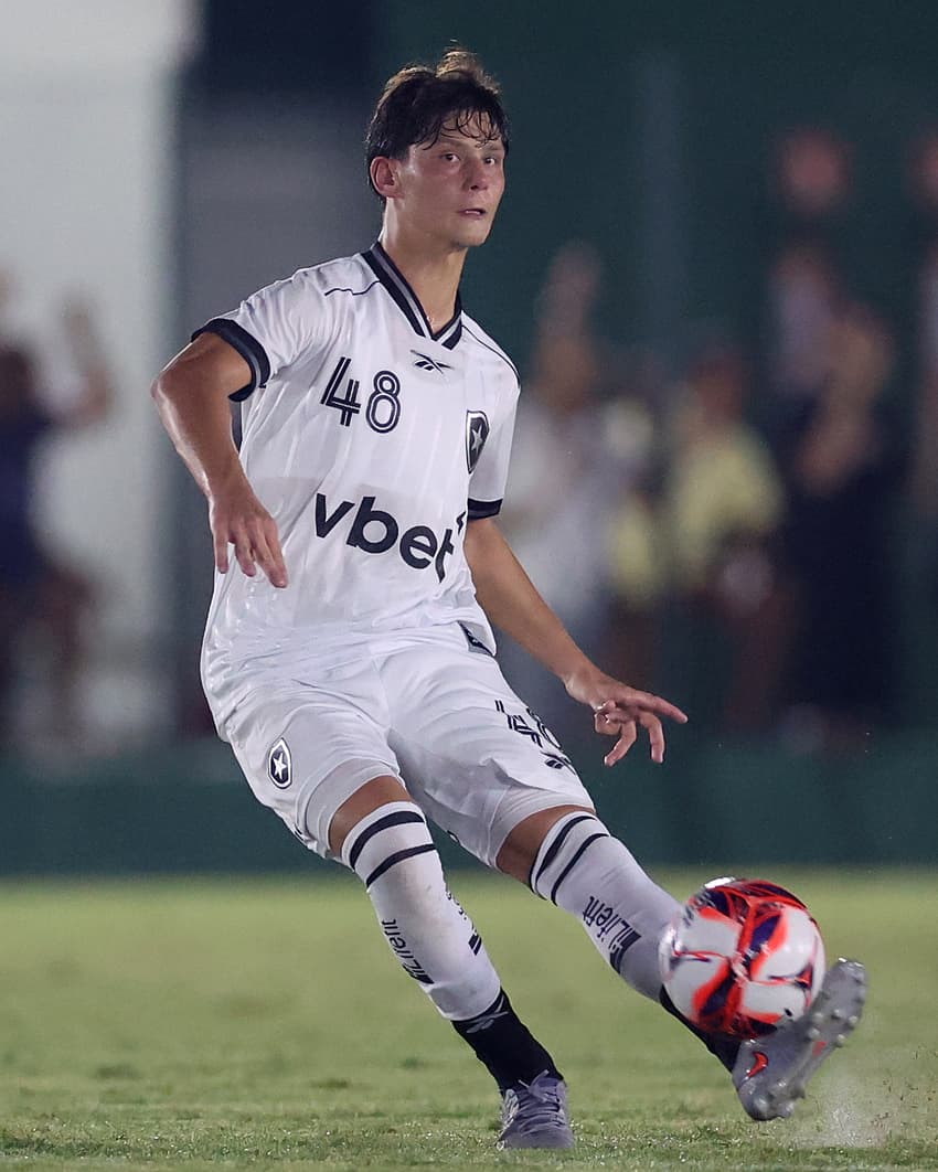Arthur Novaes renovou contrato com o Botafogo (Foto: Vítor Silva/Botafogo)