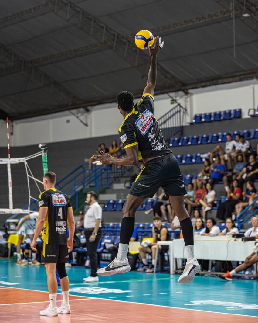O central Isac é capitão do Praia Clube, que está na semifinal da Copa Brasil de vôlei (Foto: Divulgação/ Praia Clube)