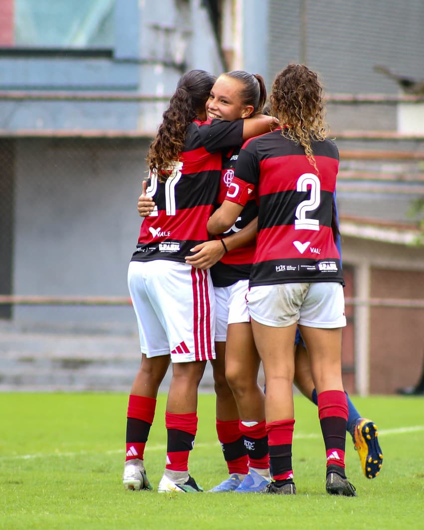 Letícia Pinho comemora gol pelo Flamengo contra o Heips. (Foto: Julliana Nascimento / CRF)