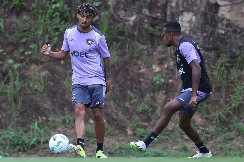 Cristian Medina (à esquera) em treino do Botafogo com Edenilson (Foto: Vítor Silva/Botafogo)