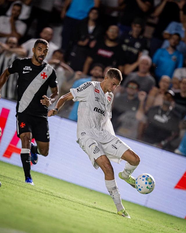 Vini Lira durante partida do Santos na Vila Belmiro. (Foto: Raul Baretta/ Santos FC)