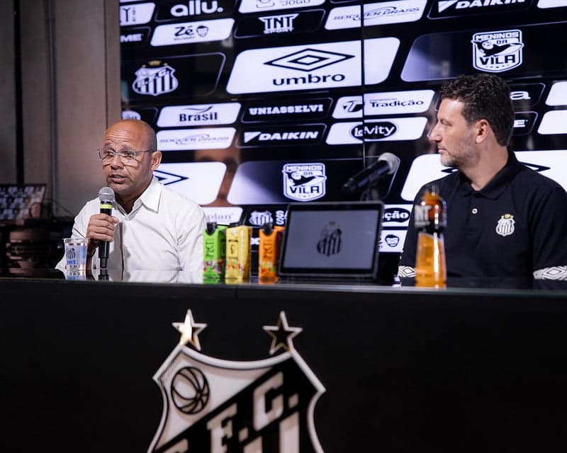 Léo Bastos ao lado de Elano no CT Rei Pelé. (Foto: Raul Baretta/ Santos FC)