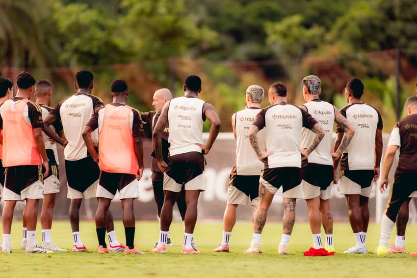 Jogadores do Flamengo em treino no Ninho do Urubu (Foto: Adriano Fontes/