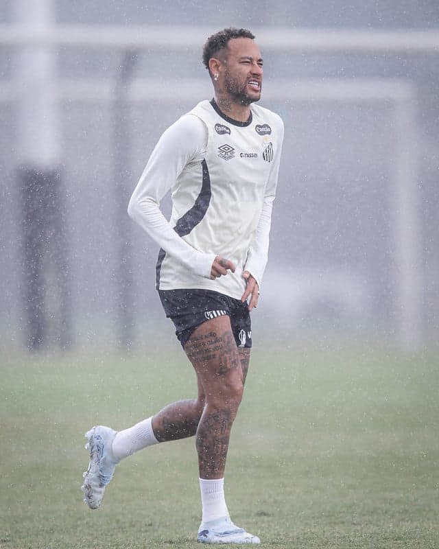 Neymar treina no CT Rei Pelé com o elenco do Santos. (Foto: Raul Baretta/ Santos FC)