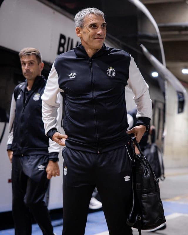 O técnico do Santos, Juan Pablo Vojvoda, na viagem para São José do Rio Preto (SP). (Foto: Raul Baretta/ Santos FC)