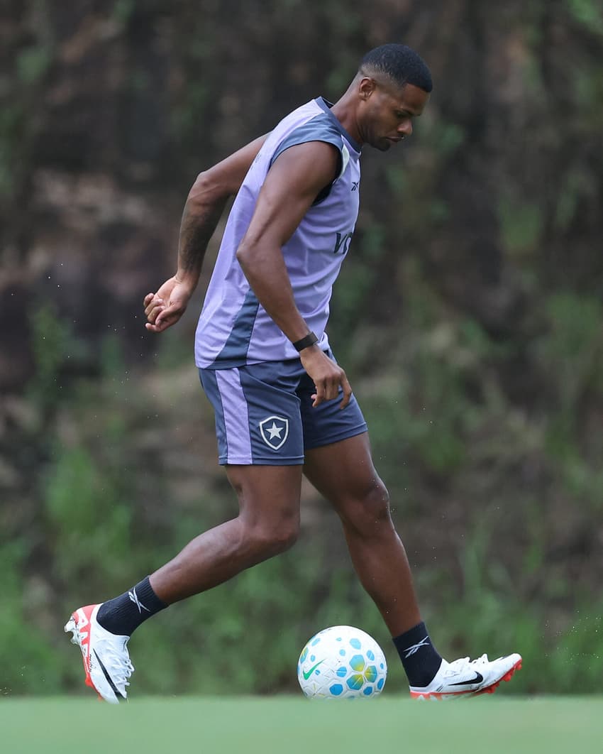 Júnior Santos em treino no CT Lonier (Foto: Vítor Silva/Botafogo)