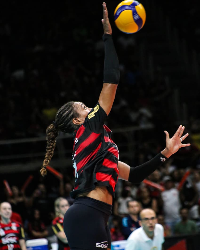 Simone Lee ataca na partida entre Sesc RJ Flamengo e Sesi Bauru no returno da Superliga Feminina 25/26 (Foto: Julliana Nascimento/ CRF)