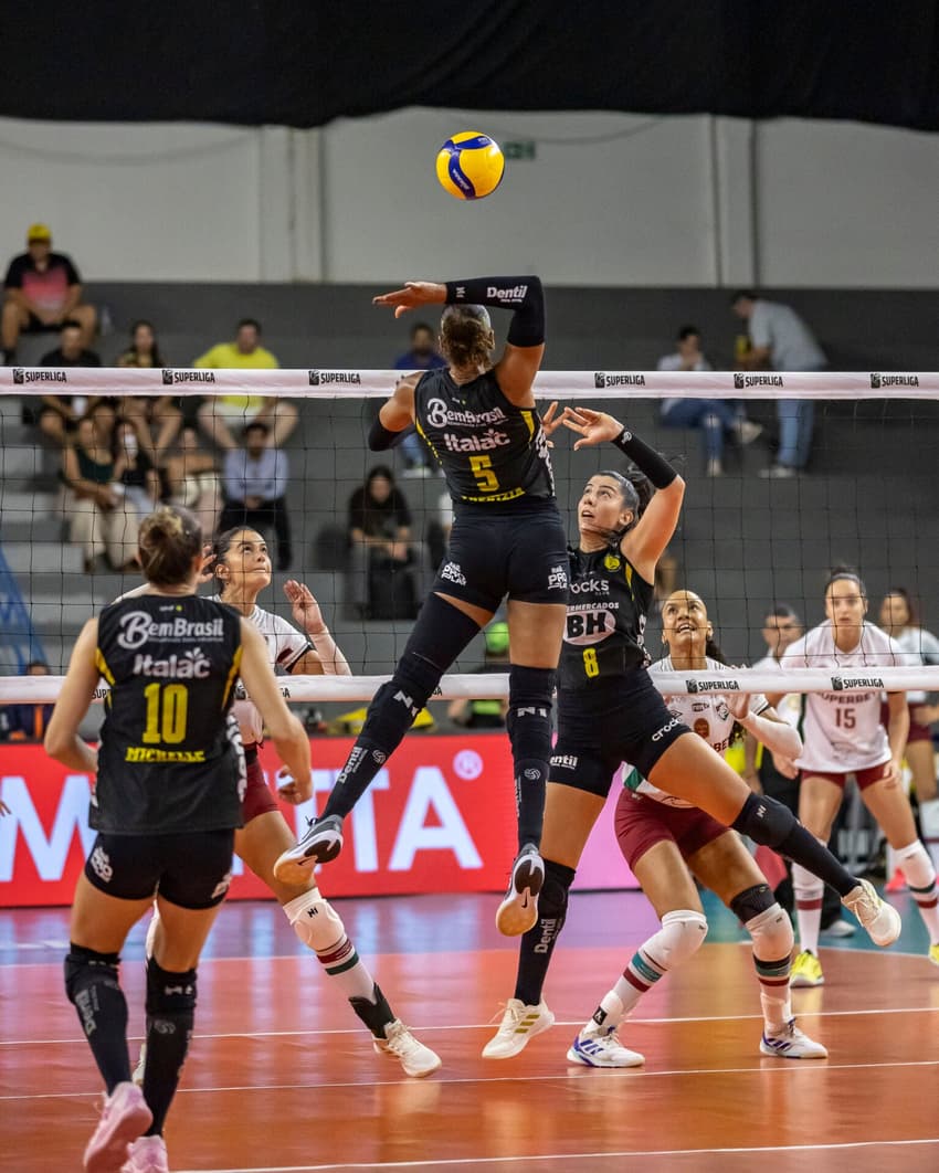 Ju Carrijo levanta para Adenízia atacar; jogadoras foram destaques do Praia Clube contra o Fluminense (Foto: Bruno Cunha/Praia Clube)