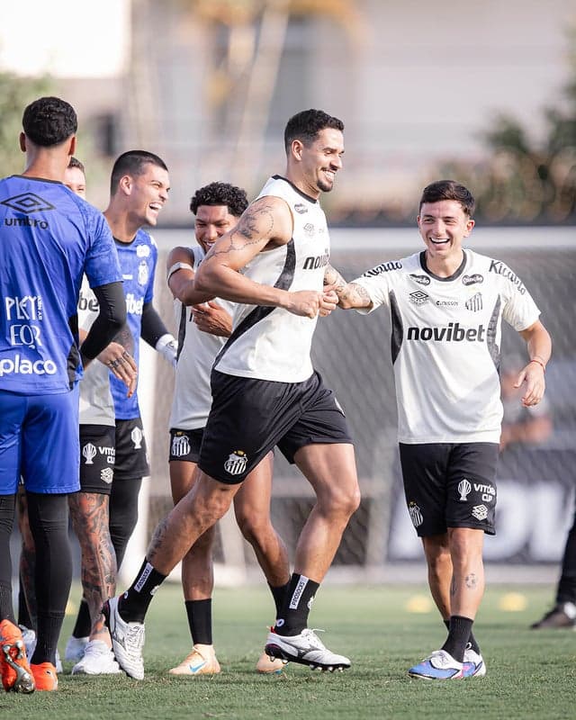 Lucas Veríssimo é relacionado pela primeira vez desde o anúncio no Santos. (Foto: Raul Baretta/ Santos FC)