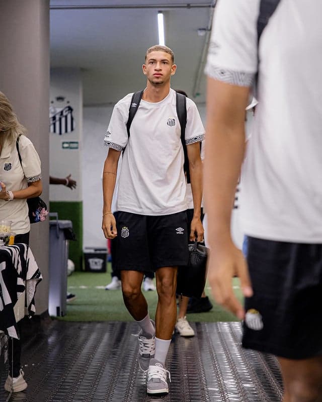 Vini Lira na Vila Belmiro antes do clássico entre o Santos e o Corinthians. (Foto: Raul Baretta/ Santos FC)