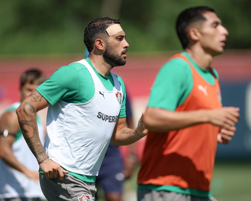 Freytes com curativo na testa em treino do Fluminense (Foto: Marcelo Gonçalves / Fluminense FC)