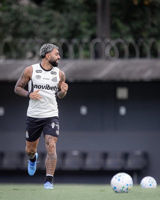 Gabriel Barbosa durante treino no CT Rei Pelé, em Santos. (Foto: Raul Baretta/ Santos FC)
