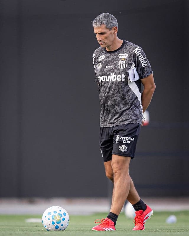 Vojvoda durante treino do Santos no CT Rei Pelé. (Foto: Raul Baretta/ Santos FC)