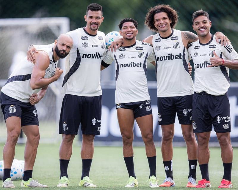 Elenco do Santos finaliza treino no CT Rei Pelé em preparação para duelo contra o Internacional. (Foto: Raul Baretta/ Santos FC)