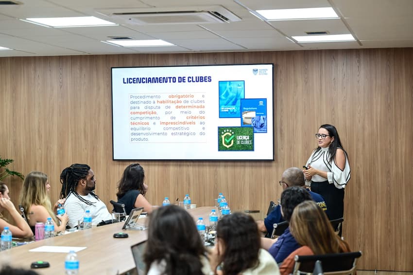 Advogada Fernanda Chamusca explica licenciamento dos clubes na sede da FPF. (Diego Soares/Ag.Paulistão)
